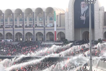 CNN الأمريكية: تشييع غير مسبوق لزعيم إيران يحمل رسالة تحدٍّ إلى ترامب