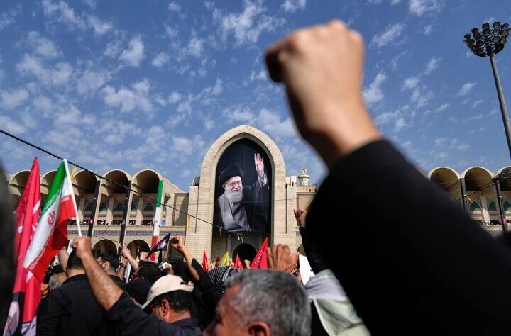 استریتس تایمز: عزاداران ایرانی در مصلی تهران با سینه‌زنی و شعار، خواستار انتقام خون رهبر شهید شدند