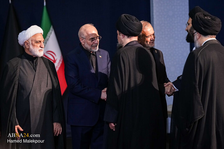 Foto / “Mücahit şehit İmam  Ayetullahi'l- Uzma Hamenei’nin (r.a) ve ailesinin naaşlarına saygı duruşu merasimi.