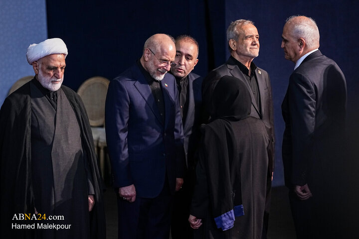 Foto / “Mücahit şehit İmam  Ayetullahi'l- Uzma Hamenei’nin (r.a) ve ailesinin naaşlarına saygı duruşu merasimi.