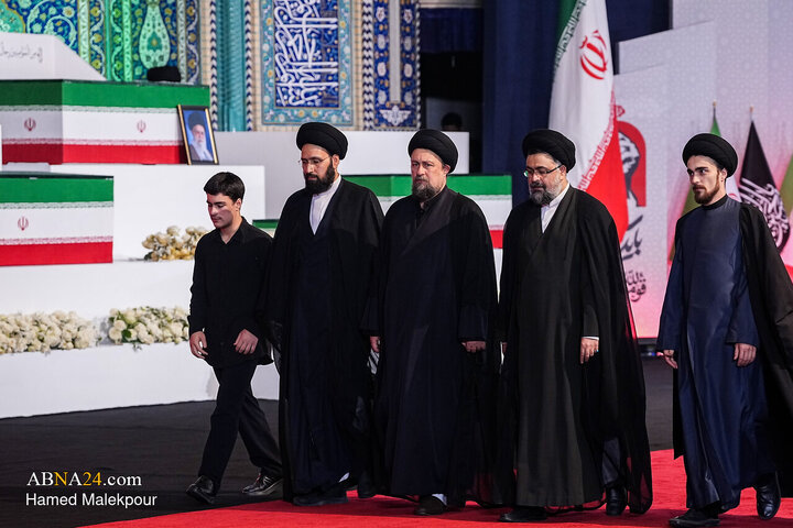 Foto / “Mücahit şehit İmam  Ayetullahi'l- Uzma Hamenei’nin (r.a) ve ailesinin naaşlarına saygı duruşu merasimi.