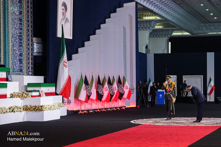 Foto / “Mücahit şehit İmam  Ayetullahi'l- Uzma Hamenei’nin (r.a) ve ailesinin naaşlarına saygı duruşu merasimi.