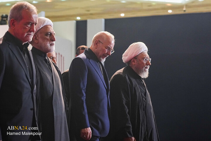 Foto / “Mücahit şehit İmam  Ayetullahi'l- Uzma Hamenei’nin (r.a) ve ailesinin naaşlarına saygı duruşu merasimi.