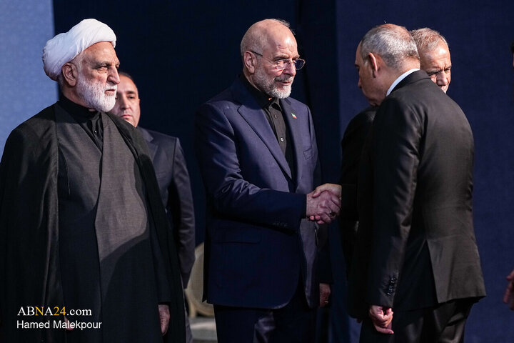 Foto / “Mücahit şehit İmam  Ayetullahi'l- Uzma Hamenei’nin (r.a) ve ailesinin naaşlarına saygı duruşu merasimi.