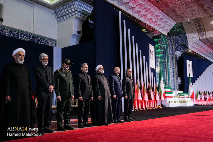 Foto / “Mücahit şehit İmam  Ayetullahi'l- Uzma Hamenei’nin (r.a) ve ailesinin naaşlarına saygı duruşu merasimi.
