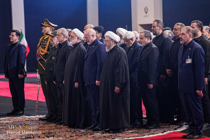 Foto / “Mücahit şehit İmam  Ayetullahi'l- Uzma Hamenei’nin (r.a) ve ailesinin naaşlarına saygı duruşu merasimi.