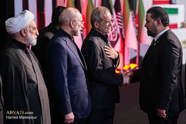Foto / “Mücahit şehit İmam  Ayetullahi'l- Uzma Hamenei’nin (r.a) ve ailesinin naaşlarına saygı duruşu merasimi.