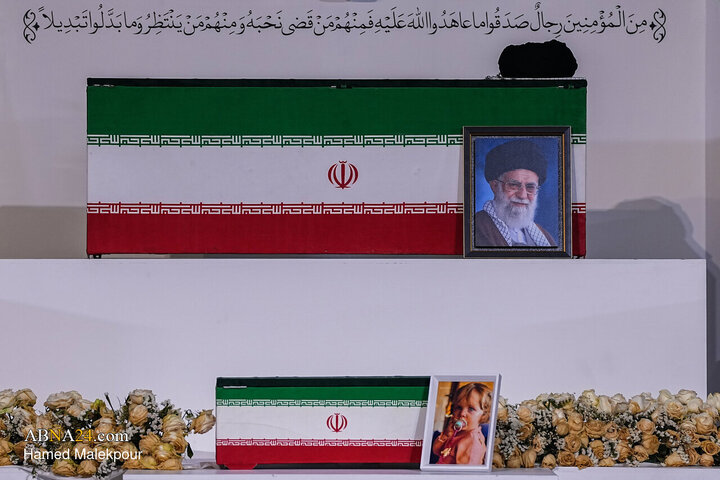 Foto / “Mücahit şehit İmam  Ayetullahi'l- Uzma Hamenei’nin (r.a) ve ailesinin naaşlarına saygı duruşu merasimi.