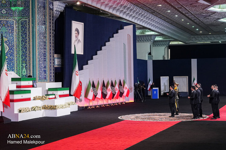 Foto / “Mücahit şehit İmam  Ayetullahi'l- Uzma Hamenei’nin (r.a) ve ailesinin naaşlarına saygı duruşu merasimi.