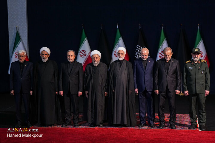 Foto / “Mücahit şehit İmam  Ayetullahi'l- Uzma Hamenei’nin (r.a) ve ailesinin naaşlarına saygı duruşu merasimi.