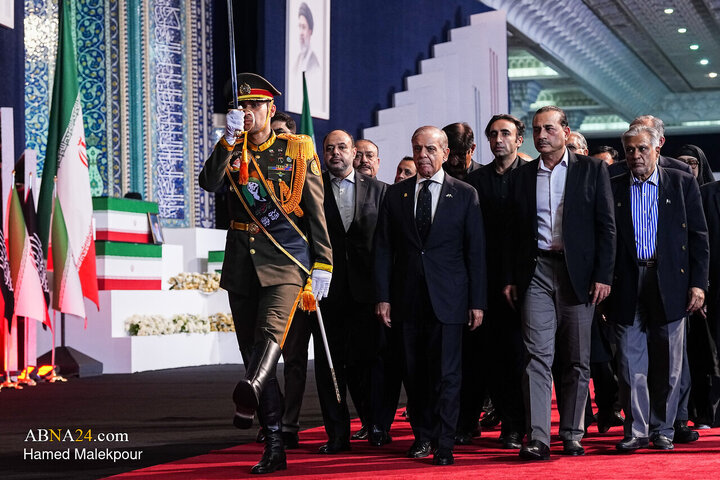 Foto / “Mücahit şehit İmam  Ayetullahi'l- Uzma Hamenei’nin (r.a) ve ailesinin naaşlarına saygı duruşu merasimi.