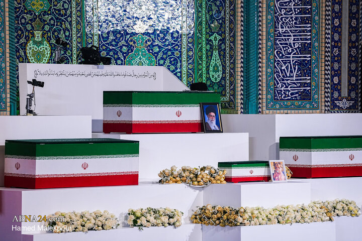 Foto / “Mücahit şehit İmam  Ayetullahi'l- Uzma Hamenei’nin (r.a) ve ailesinin naaşlarına saygı duruşu merasimi.