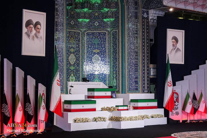 Foto / “Mücahit şehit İmam  Ayetullahi'l- Uzma Hamenei’nin (r.a) ve ailesinin naaşlarına saygı duruşu merasimi.