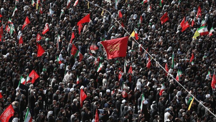 تہران کی مصلائے امام خمینی(رح) میں رہبر شہید سے وداعی مراسمات کی تازہ ترین تصاویر