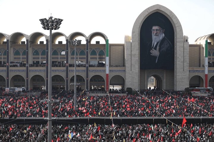 تہران کی مصلائے امام خمینی(رح) میں رہبر شہید سے وداعی مراسمات کی تازہ ترین تصاویر