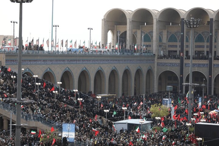 تہران کی مصلائے امام خمینی(رح) میں رہبر شہید سے وداعی مراسمات کی تازہ ترین تصاویر