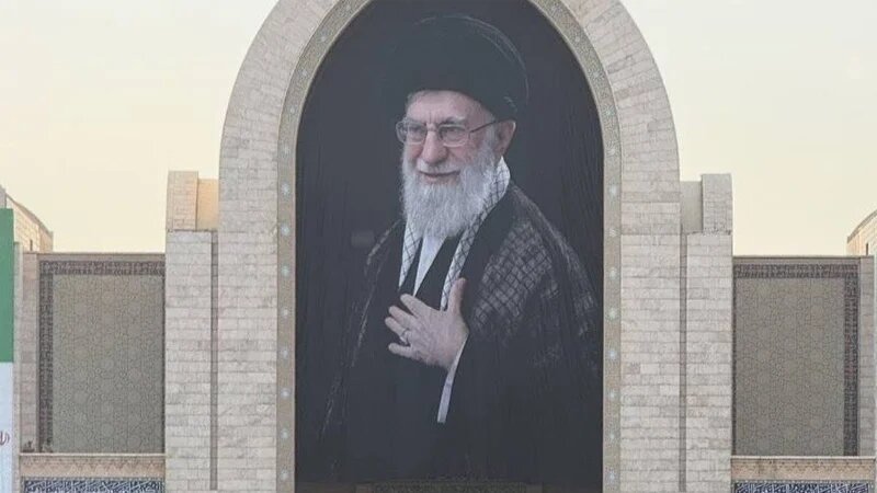 Cerimônia de Despedida do Ayatollah Seyyed Ali Khamenei, Líder Mártir do Irã, Teve Início com a Abertura da Mosalla de Teerã aos Enlutados