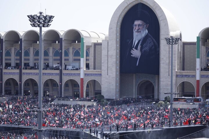 آیت‌الله سبحانی بر پیکر مطهر رهبر شهید انقلاب اقامه نماز می‌کنند