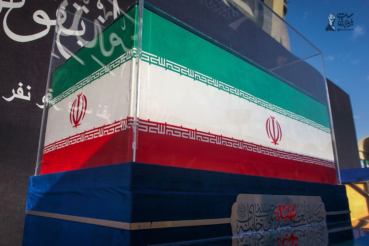 Picha ya Kihistoria ya Mwili Mtukufu wa Kiongozi Shahidi Imam Sayyid Ali Khamenei Yashuhudiwa Jijini Tehran