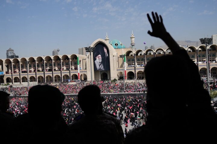 Grand adieu au leader martyr de la révolution à Téhéran vu par l'Associated Press