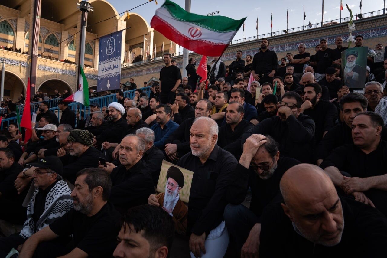 Waombolezaji waaga Mwili Mtukufu wa Kiongozi Shahidi katika Msala wa Imam Khomeini Jijini Tehran +Picha