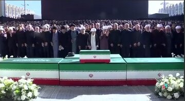 ویدیو |  اقامۀ نماز بر پیکر امام شهید توسط آیت‌الله جعفر سبحانی