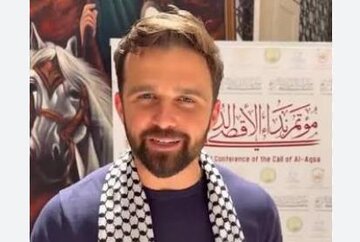 فيديو | الاعلامي الامريكي "هنكل" يخدم المعزين في مصلى الامام الخميني (ره) بطهران