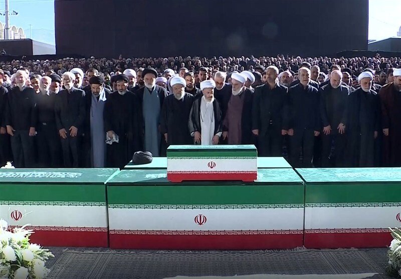بإمامة آية الله السبحاني.. إقامة الصلاة على الجثامين الطاهرة للإمام الشهيد وأفراد أسرته