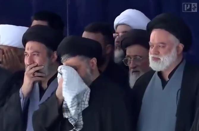 فيديو | بكاء أنجال الشهيد الإمام السيد "الخامنئي" في مصلى الإمام الخميني (ره)