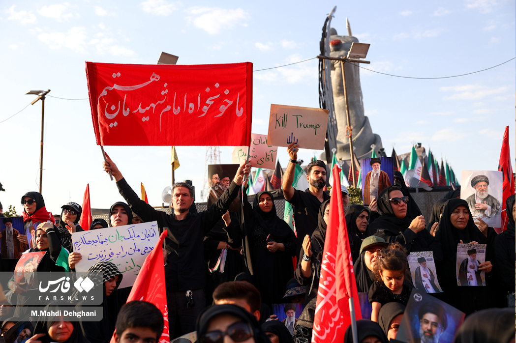 ایران نے اپنے رہبر سے وداع کے ذریعے، امریکہ کے 250ویں یوم آزادی کو گرہن لگا دیا، امریکی مصنفہ + تصاویر + ویڈیوز