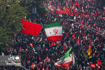 Enorme Multidão Marca as Primeiras Horas da Despedida do Líder Mártir da Revolução
