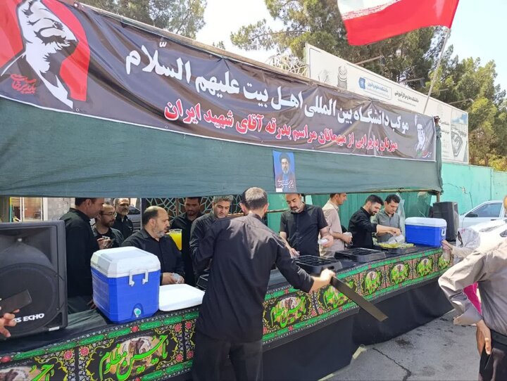 گزارش تصویری/ خدمت رسانی موکب دانشگاه بین‌المللی اهل‌بیت(ع) در مراسم تشییع پیکر رهبر شهید