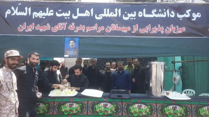 گزارش تصویری/ خدمت رسانی موکب دانشگاه بین‌المللی اهل‌بیت(ع) در مراسم تشییع پیکر رهبر شهید