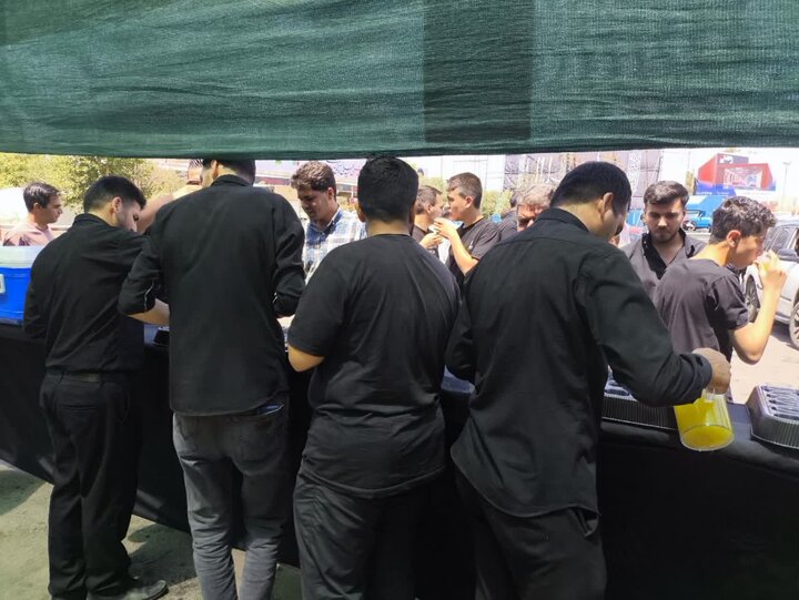 گزارش تصویری/ خدمت رسانی موکب دانشگاه بین‌المللی اهل‌بیت(ع) در مراسم تشییع پیکر رهبر شهید