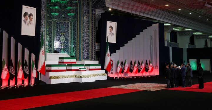 نخست‌وزیر عراق، پیکر رهبر شهید را در فرودگاه نجف استقبال می‌کند