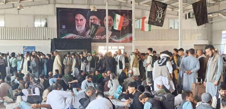 آغاز انتقال ۲۵۰۰ زائر افغانستانی به مشهد مقدس از طریق مرز دوغارون