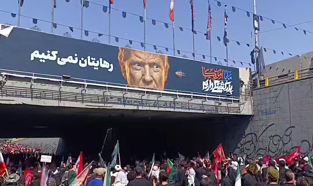 فيديو | رجم صورة ترامب المجرم في مراسم تشييع القائد الامام الشهيد السيد "علي الخامنئي" بطهران