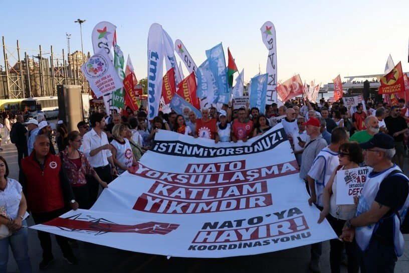 Meşa protestoyê li Stenbolê;“Tirkiye divê di zûtirîn dem de ji NATO derkeve / Bingehên NATO li Tirkiyê bên girtin” + vîdyo û wêneyan