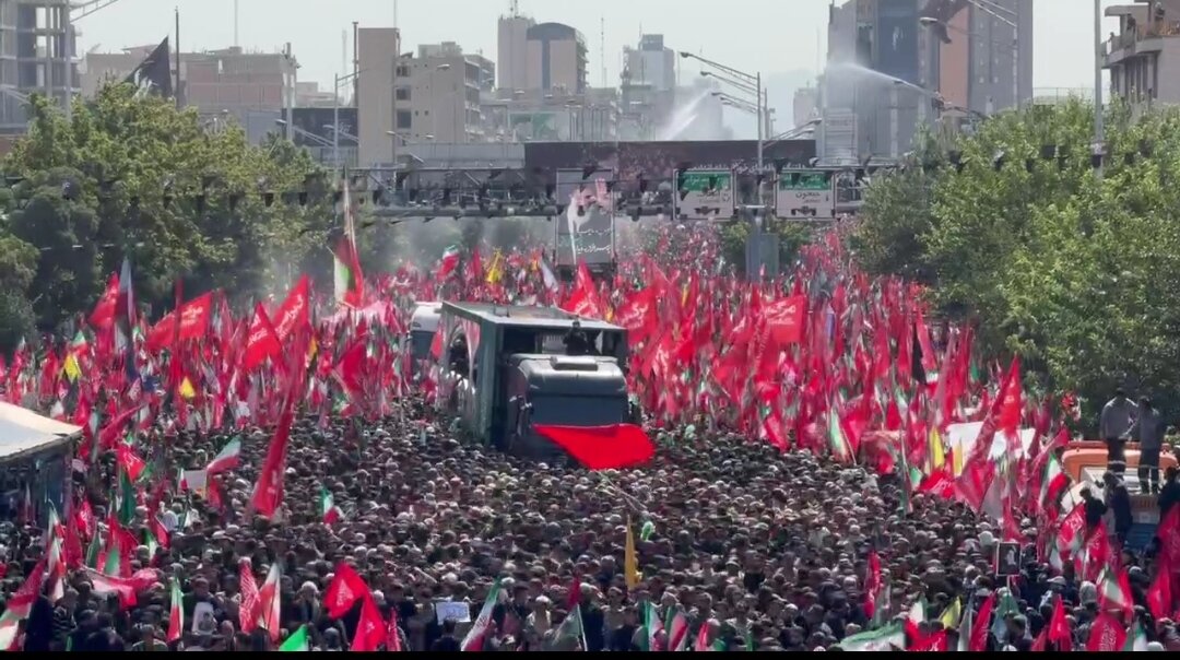 Teerã, Avenida Azadi: Imensa Multidão Dificulta o Avanço do Veículo que Transporta o Corpo Puro do Líder Mártir da Revolução Islâmica