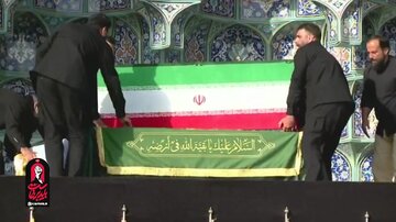 ویدیو | قرار گرفتن پیکر رهبر شهید در جایگاه وداع با مردم در قم