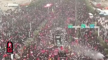 ویدیو | پیکر «آقای شهید ایران» در آغوش جمعیت عزاداران در مسیر تشییع قم