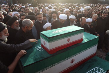 İslam İnqilabının şəhid lideri Ayətullah Xamenei və ailəsinin müqəddəs Qum şəhərində dəfn mərasimi / Foto