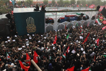 Galeri Foto: Suasana Tasyi'i Jenazah Ayatullah Khamenei di Kota Qom (2)