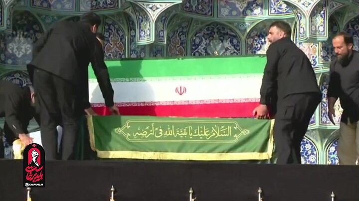 ویدیو | قرار گرفتن پیکر رهبر شهید در جایگاه وداع با مردم در قم