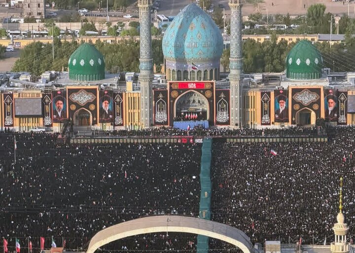 ویدیو | تصویر هوایی از اقامه نماز بر پیکر رهبر شهید در مسجد مقدس جمکران