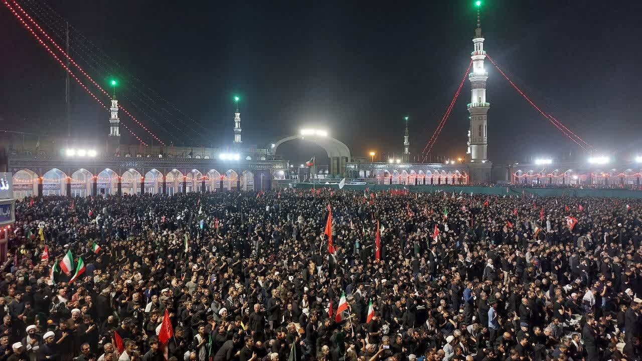 ویدیو |  فیلم کامل اقامه نماز بر پیکر مطهر رهبر شهید امت در مسجد جمکران