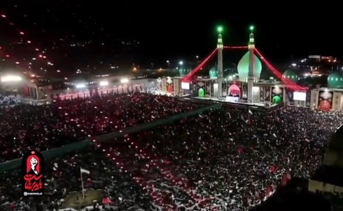 Rapora deqîqe bi deqîqe ya xatirxwestina dîrokî ya gelê Qumê bi Îmamê Şehîd / Nimêja li Mizgefta Pîroz a Cemkeranê + Vîdyo û Wêne