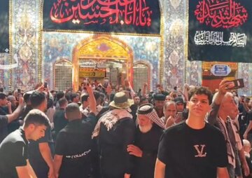 فيديو | شعارات الزائرين المشيعين للجثمان الطاهر للشهيد الامام الخامنئي" في حرم الامام الحسين(ع)