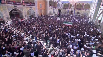 فیلم کامل اقامه نماز بر پیکر مطهر رهبر شهید توسط آیت‌الله سیدمحمدتقی حکیم در حرم امیرالمؤمنین(ع)