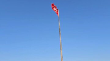 Bandera roja de venganza por el Imam mártir ondea en Irak